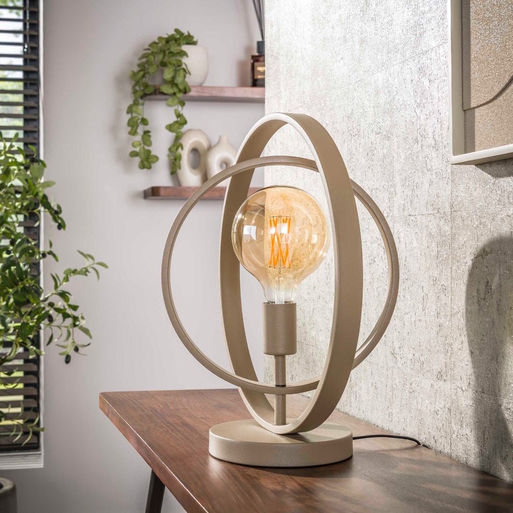 Reefs Interior Turn Around · licht binnen een cirkelvormig metalen frame